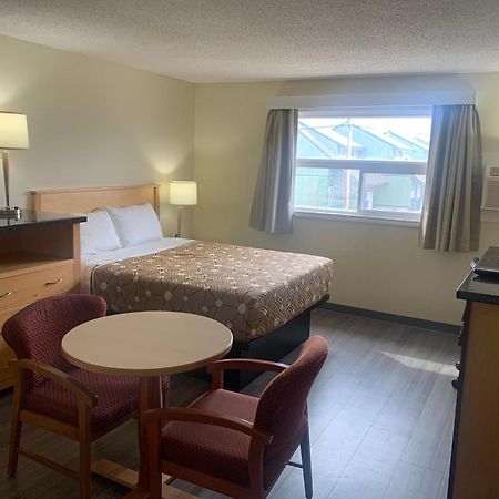 Northern Lights Inn Fort St. John エクステリア 写真