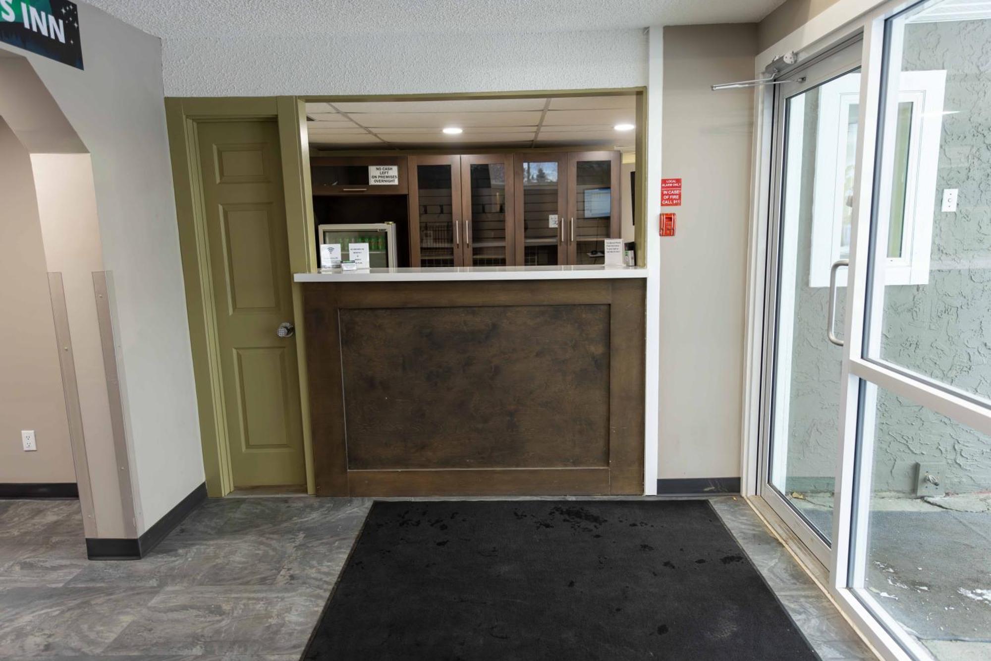 Northern Lights Inn Fort St. John エクステリア 写真